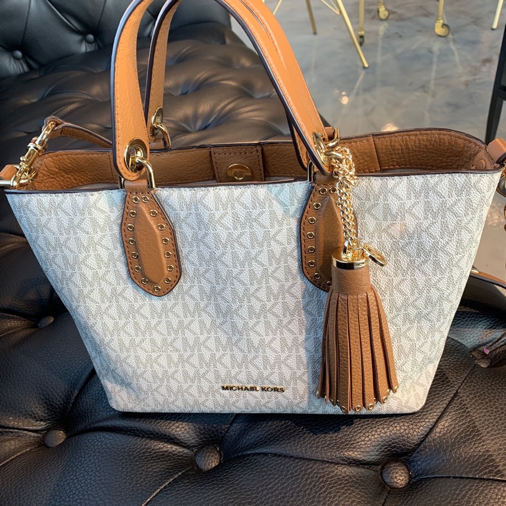 Like new. Barely used Micheal kors cross body bag